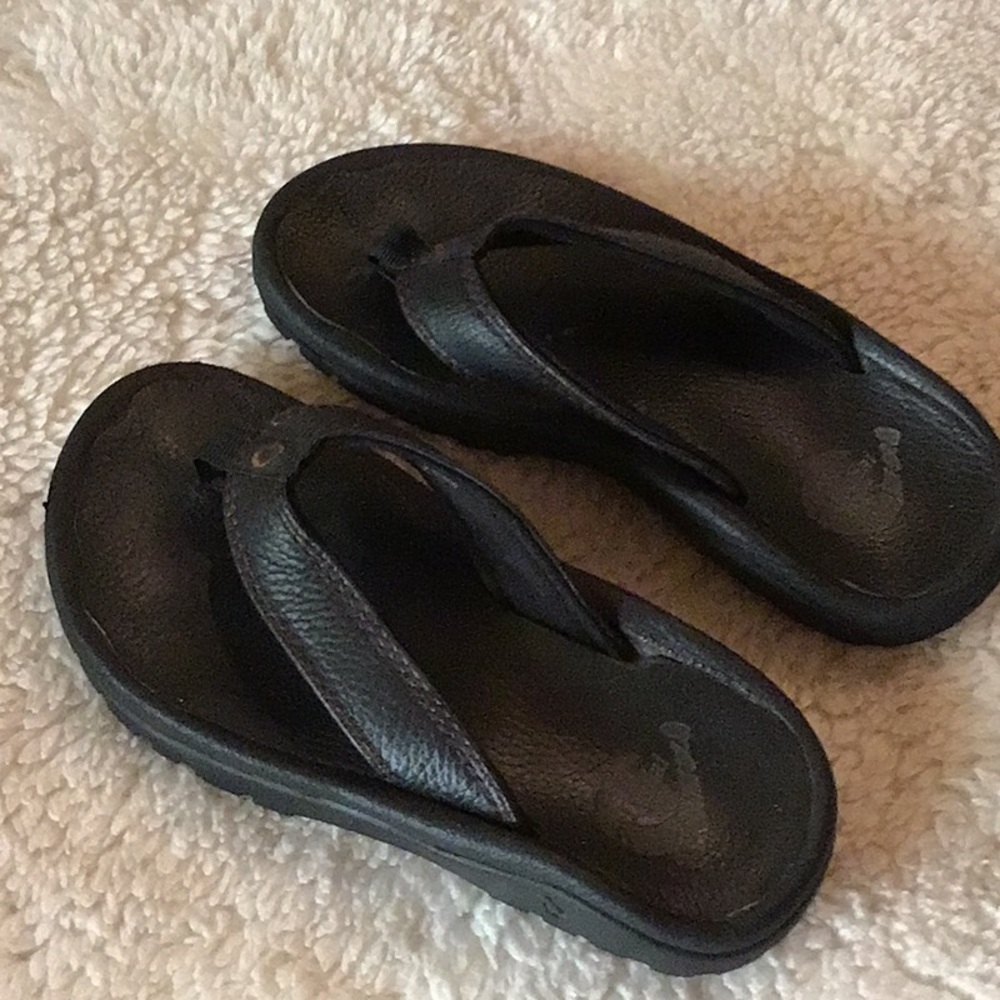 OluKai Ohana sandals size 11